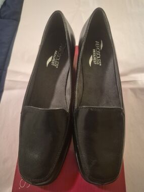NWOT-AEROSOLES Black Leather Loafers with Cushioned Insole-Siize 9